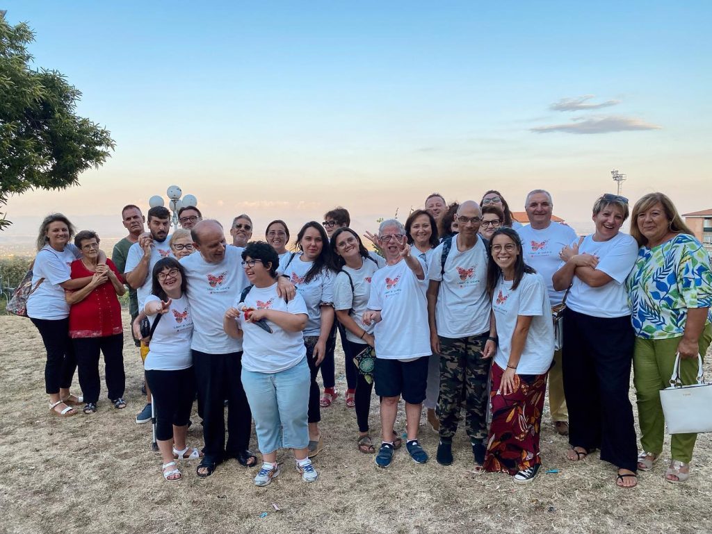 Foto di gruppo dei ragazzi e alcuni volontari dell'associazione Liberi di volare