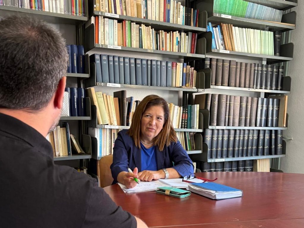 Una foto dell'avvocato Gabriella Serra, referente dello Sportello legale della Caritas di Cagliari durante un confronto con una persona che si era rivolta a lei per una consulenza legale