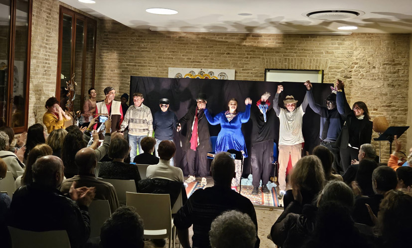 Gli attori, mano nella mano, salutano alla fine dello spettacolo